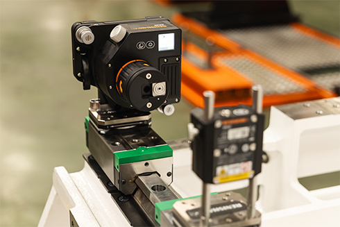 XK20 alignment laser and XK20 M unit on machine bed