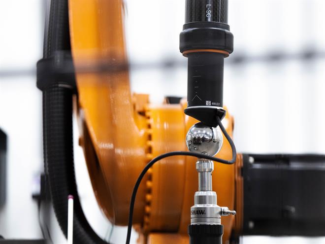 Système Ballbar pour l’automatisation industrielle RCS L-90 de Renishaw monté entre un bras de robot et une sphère de référence sur une cellule roboti