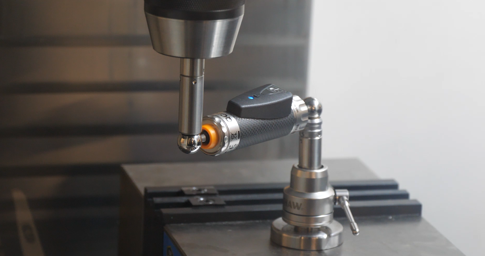 QC20 ballbar performing a test on a machine