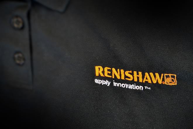 Czarna koszulka polo z pomarańczowym logo Renishaw i białym napisem „apply innovation”.