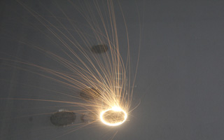 Лазер выплавляет детали круглой формы