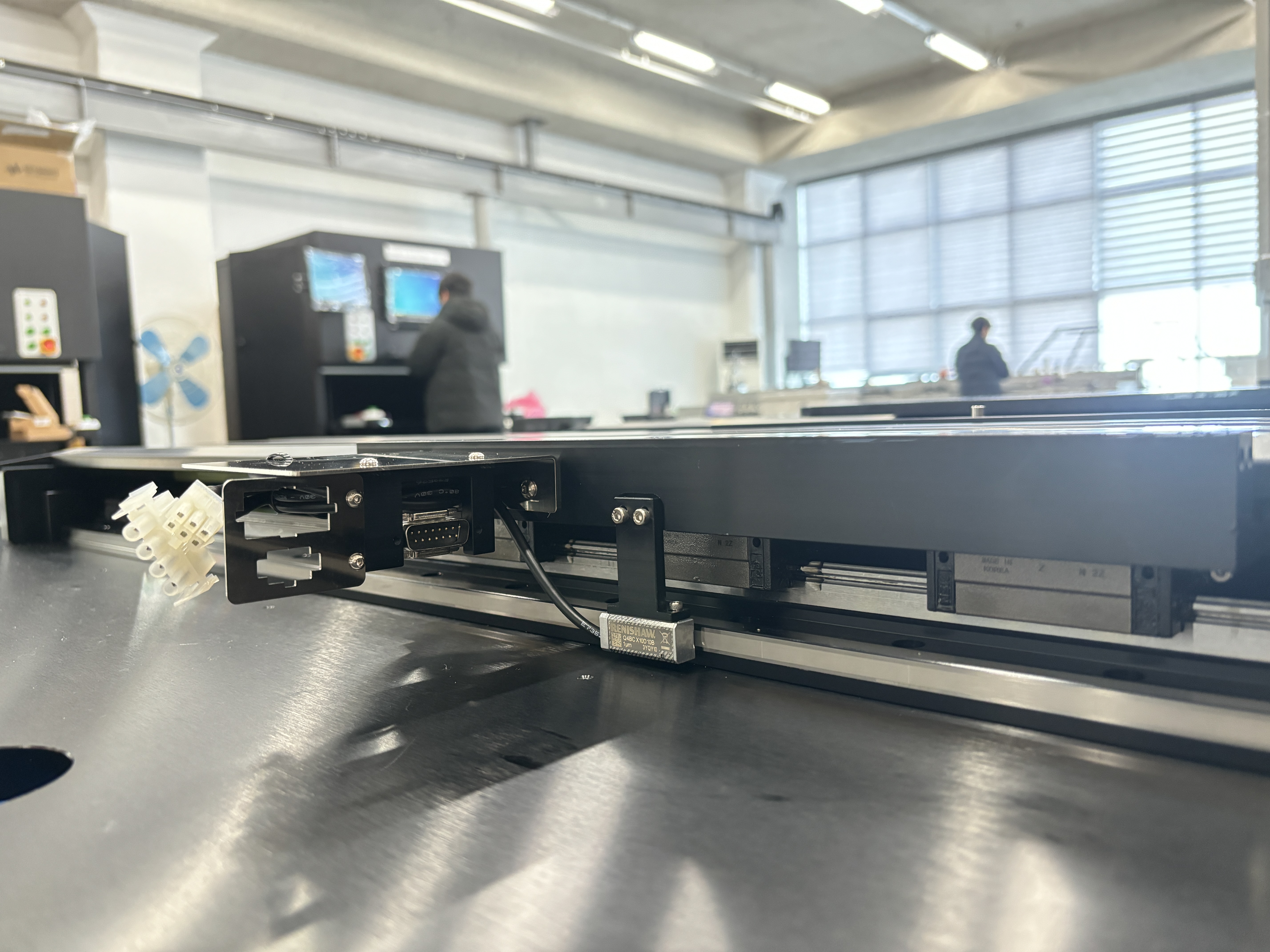 ONENG linear stage with QUANTiC encoder