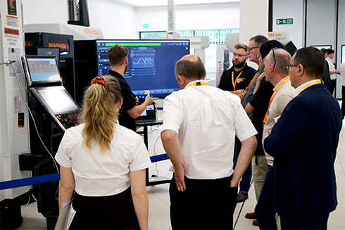 Renishaw-Besucher, die eine CARTO Software-Schulung von einem Renishaw-Techniker erhalten