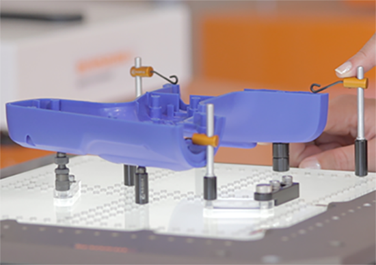 Meetopspanning die een medisch onderdeel vasthoudt voor inspectie op een visionmachine