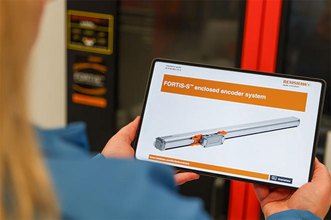 Met twee handen vastgehouden tablet die de installatiegids van een Renishaw encoder weergeeft