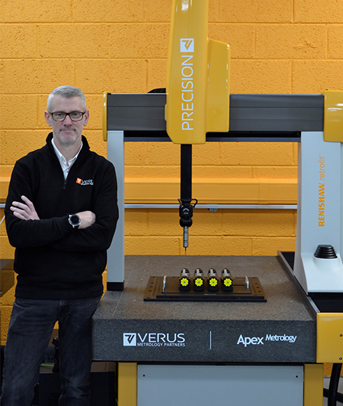 Michael Nugent, Diretor de Operações da Verus Metrology Partners com o primeiro Retrofit Renishaw CMM da Verus