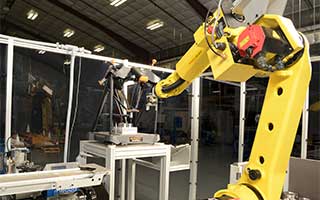 Un robot FANUC carga el Equator en la célula automática