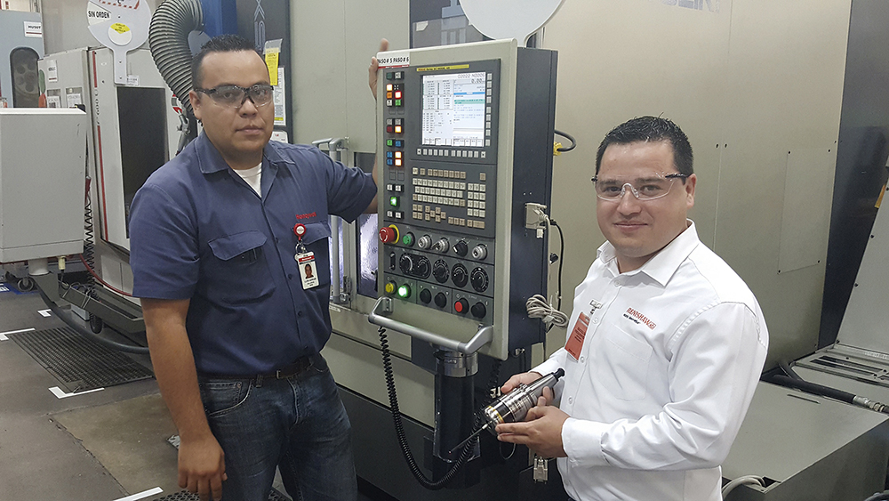 パーツの調整状態を確認している、Honeywell Aerospace 社 Manufacturing Engineer の Luis Adrián Gallegos 氏と、レニショーメキシコ支社 Applications Engineer の Gilberto Ochoa 氏