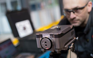 Craig Simpson, técnico de manutenção da FMC Technologies, utilizando o sistema de calibração laser XL-80 para verificar a exatidão de uma máquina.