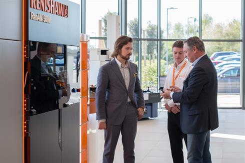 Michiel Holthinrichs met Philippe Reinders Folmer en Charlie Birkett van Renishaw in het Renishaw innovation centre.