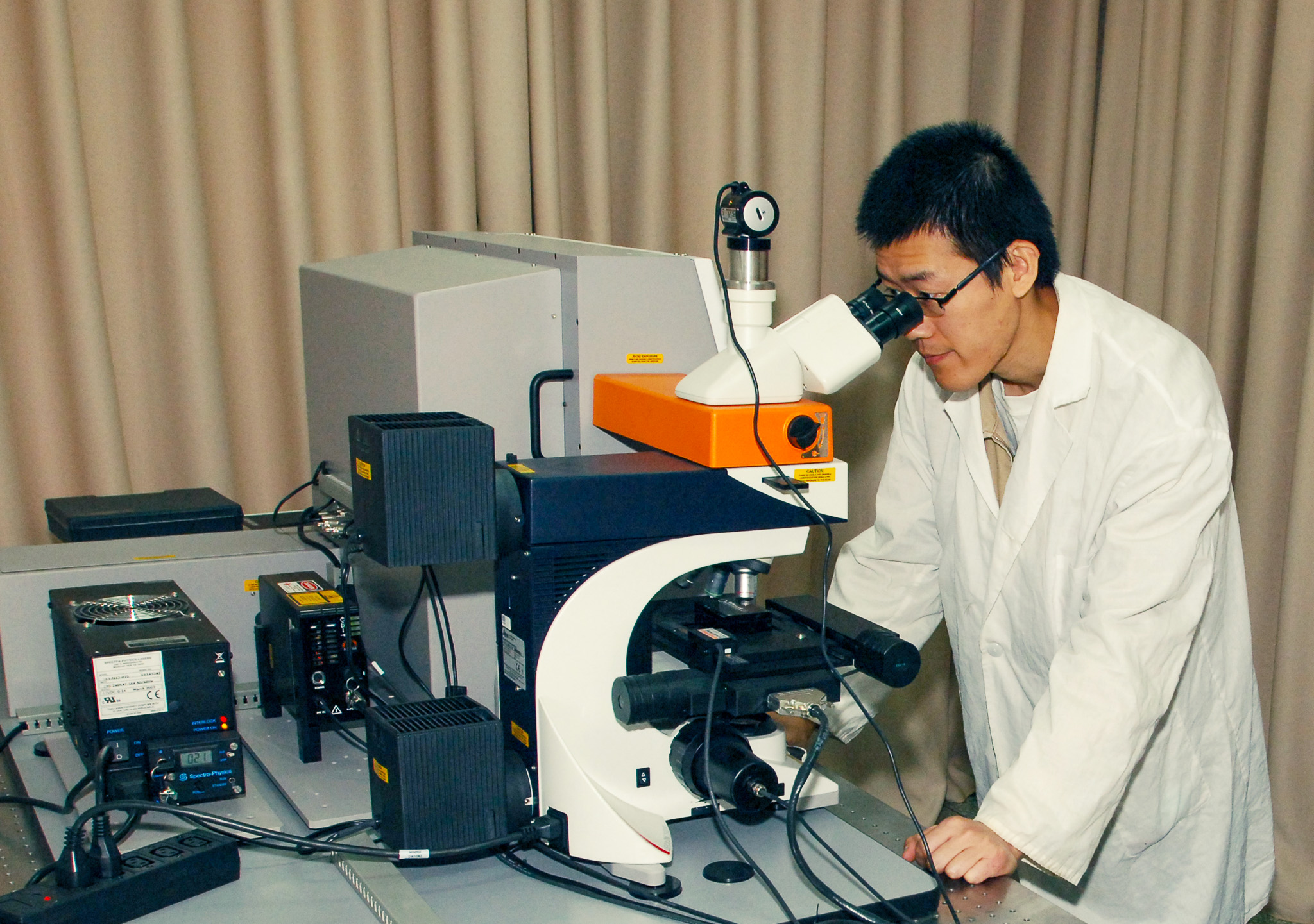 Photo Dr Xia with Raman instrument