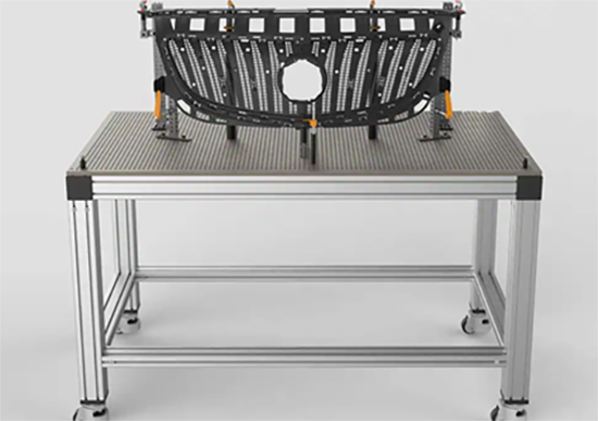 Rejilla de automóvil montada en una mesa de fijación para metrología. Útiles de fijación modulares.